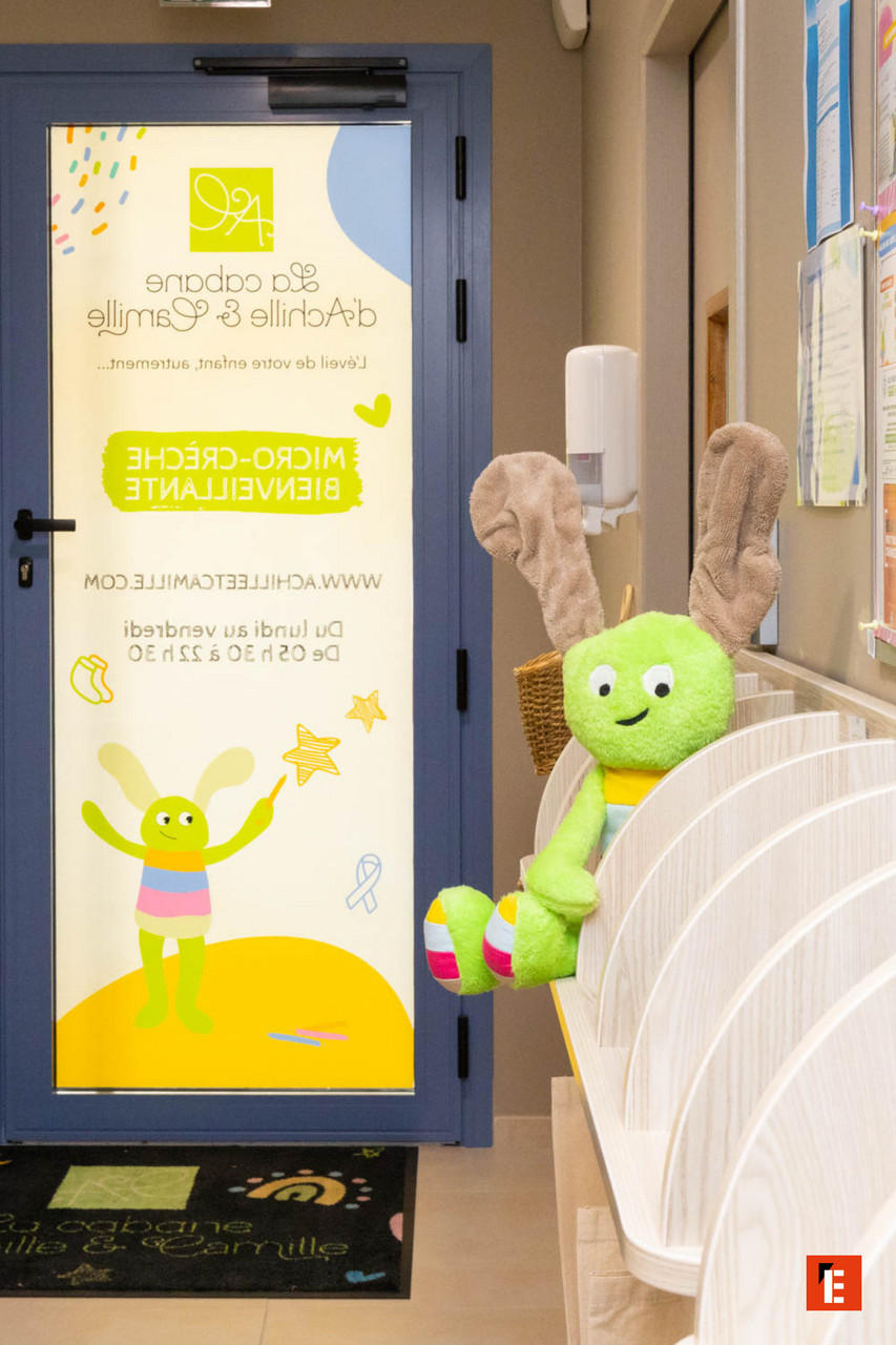 jouets en plastique Éparpillés sur parquet