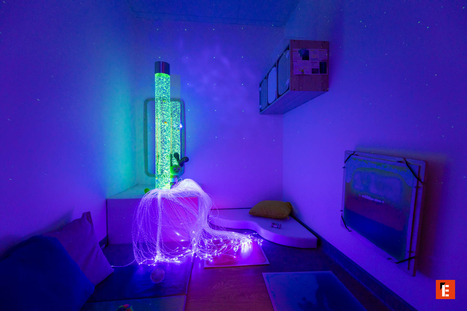 peluche géante verte rayée sur chaise noire