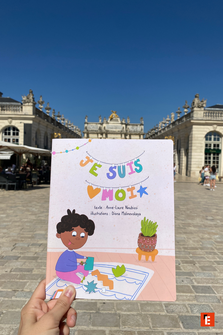 moment tendre : bébé À la tétine et livre jaune