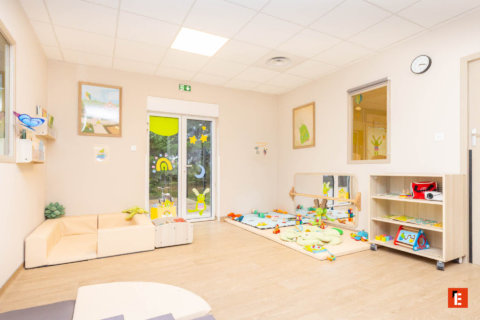 classe maternelle lumineuse et salle de jeux