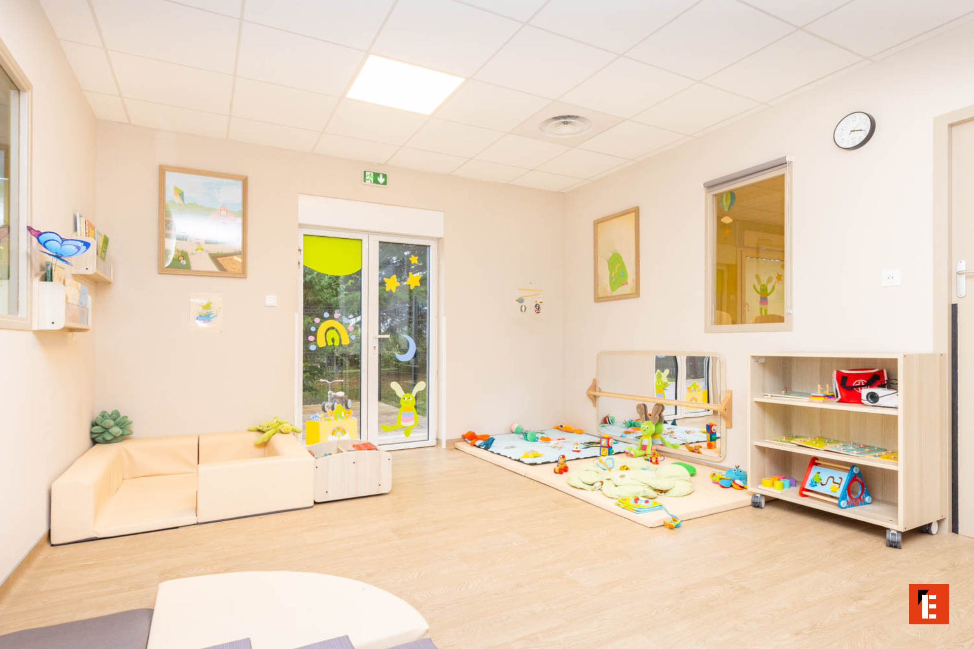 classe maternelle lumineuse et salle de jeux