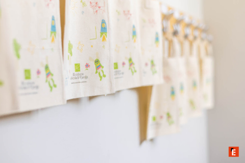 salle de jeux maternelle lumineuse pour activités créatives