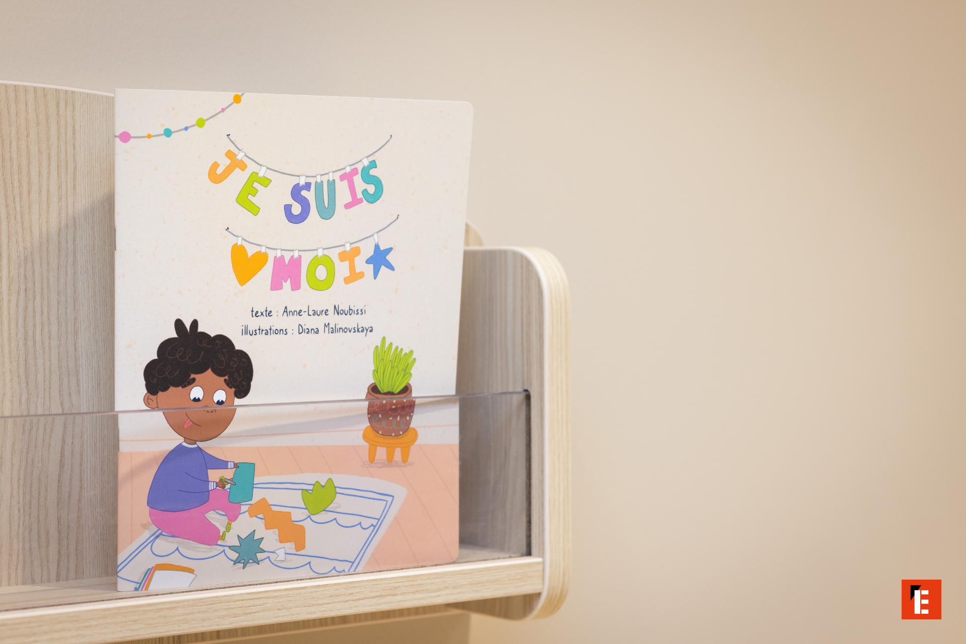 adulte et enfant jouent aux blocs colorés