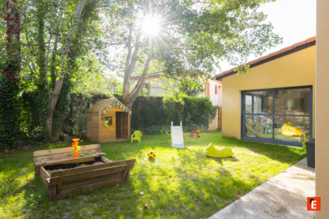 femme et bébé lisent un livre en tissu