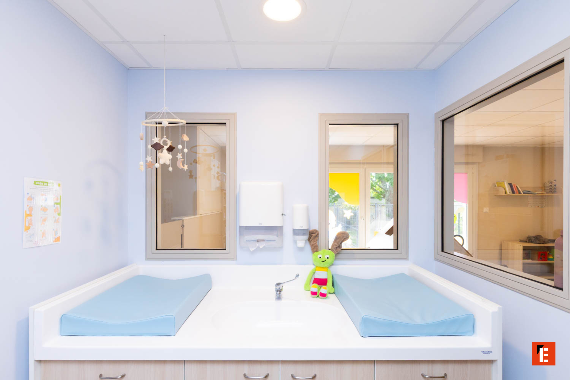 tapis de jeu enfant, jouets colorés et miroir