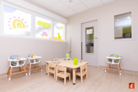 crèche : salle de jeux lumineuse pour enfants