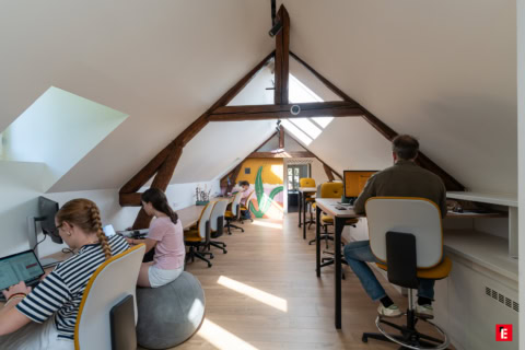 grenier lumineux transformé en espace de coworking