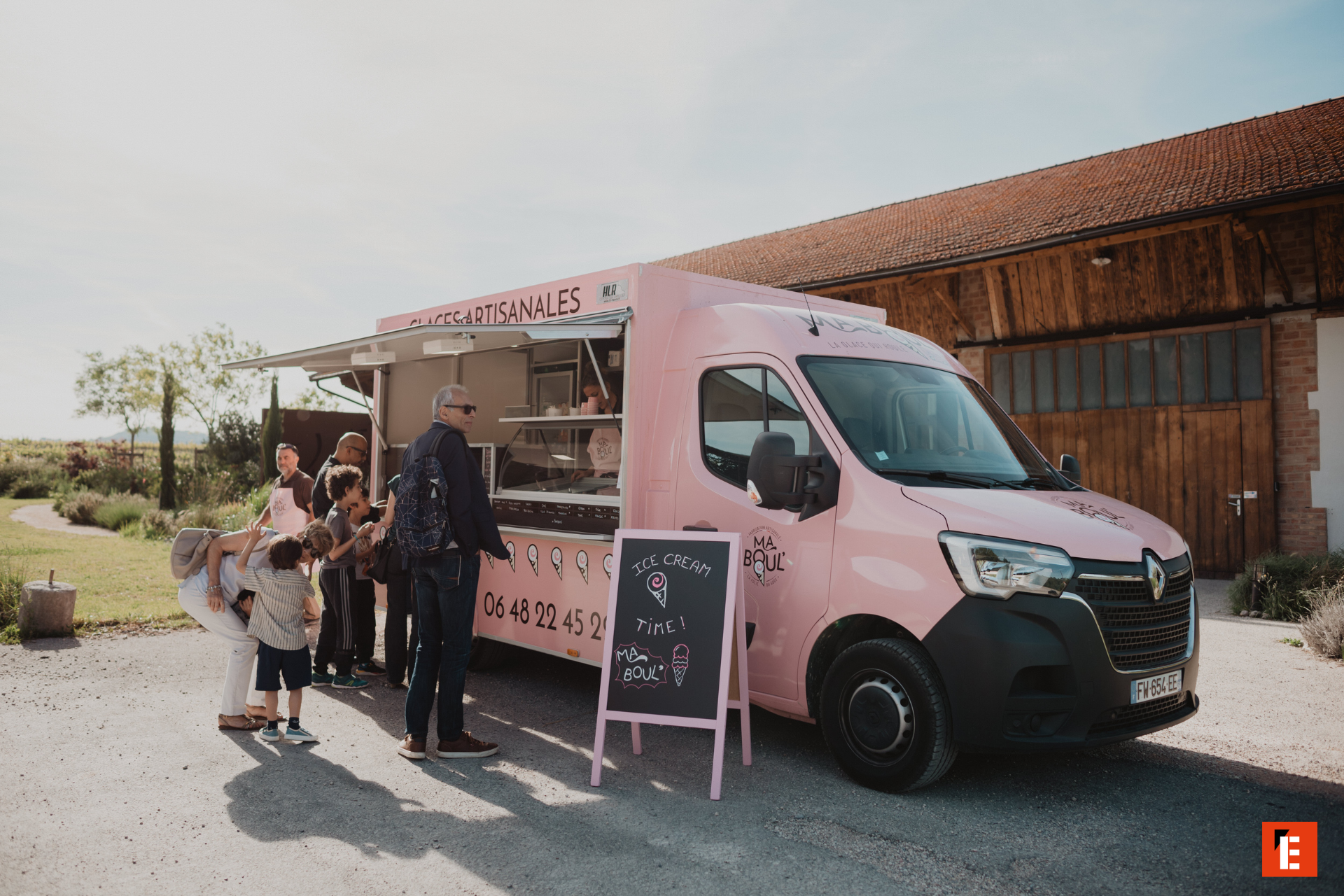 camion de glaces rose artisanal au crépuscule