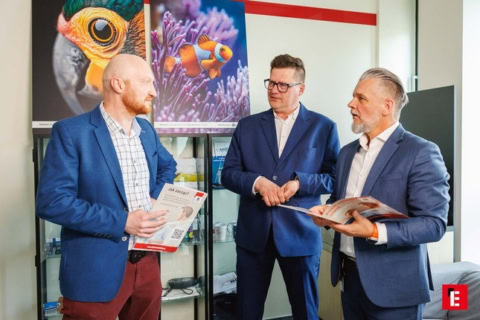 mbe materiały firmowe: torby kraft, papier, naklejki