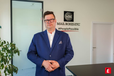 materiały reklamowe i broszury na stole przy oknie