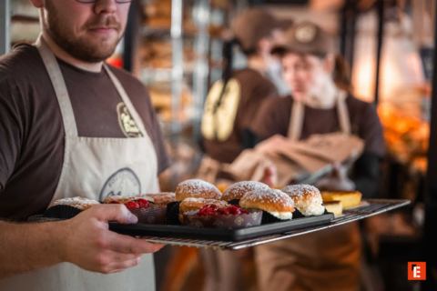 Deux hommes discutent dans un environnement moderne.