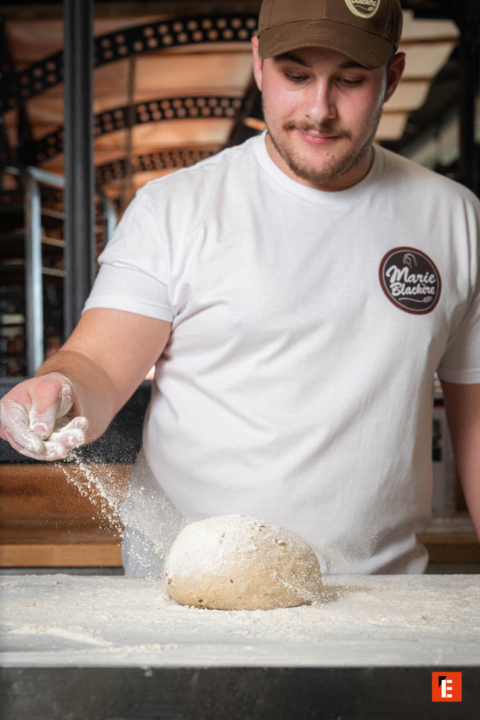 femme rangeant des chouquettes