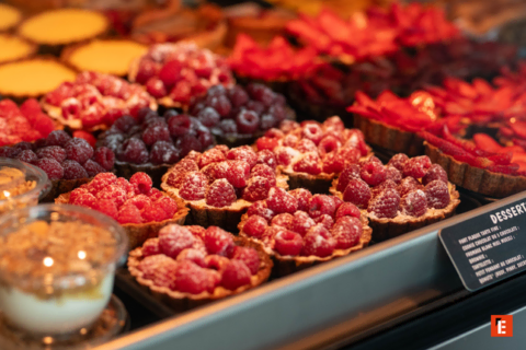 Femme servant des pâtisseries à un client