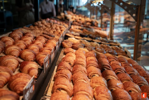 boulanger saupoudrant de la farine