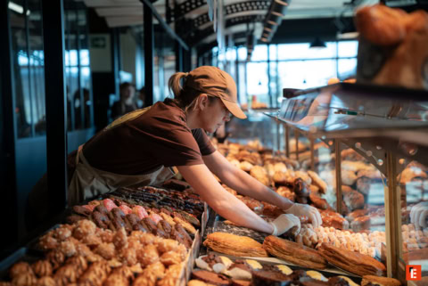 boulanger en train de ranger du pain