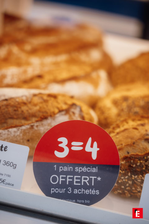 pains artisanaux dorés en vitrine de boulangerie