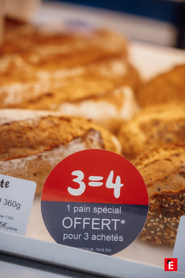 pains artisanaux dorés en vitrine de boulangerie