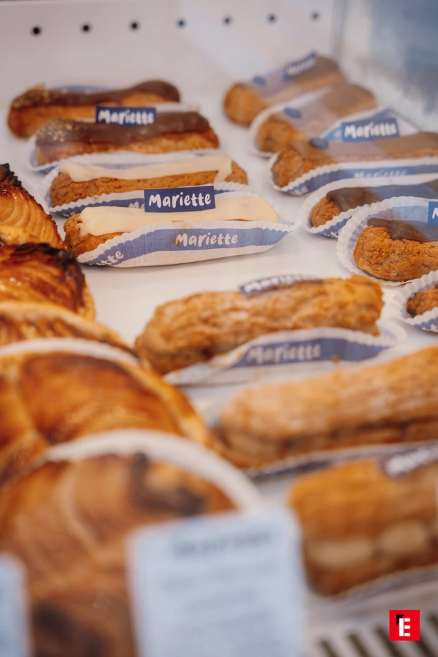 viennoiseries et café mariette près de la fenêtre