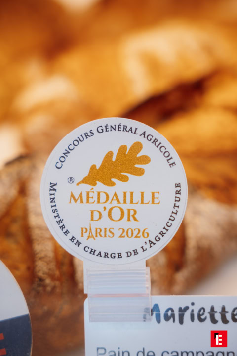 vitrine pâtisserie croissants dorés et viennoiseries