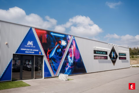 machine de boxe led dans salle darcade moderne