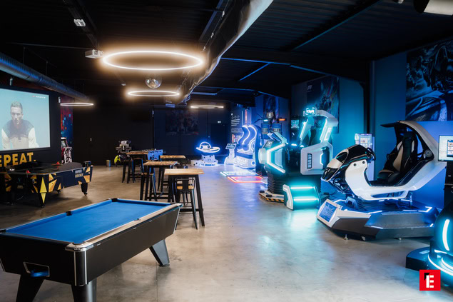 arcade vr futuriste avec simulateurs et néons