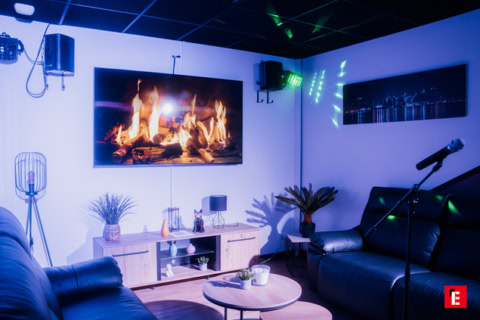 arcade urbaine néon avec simulateurs et billard