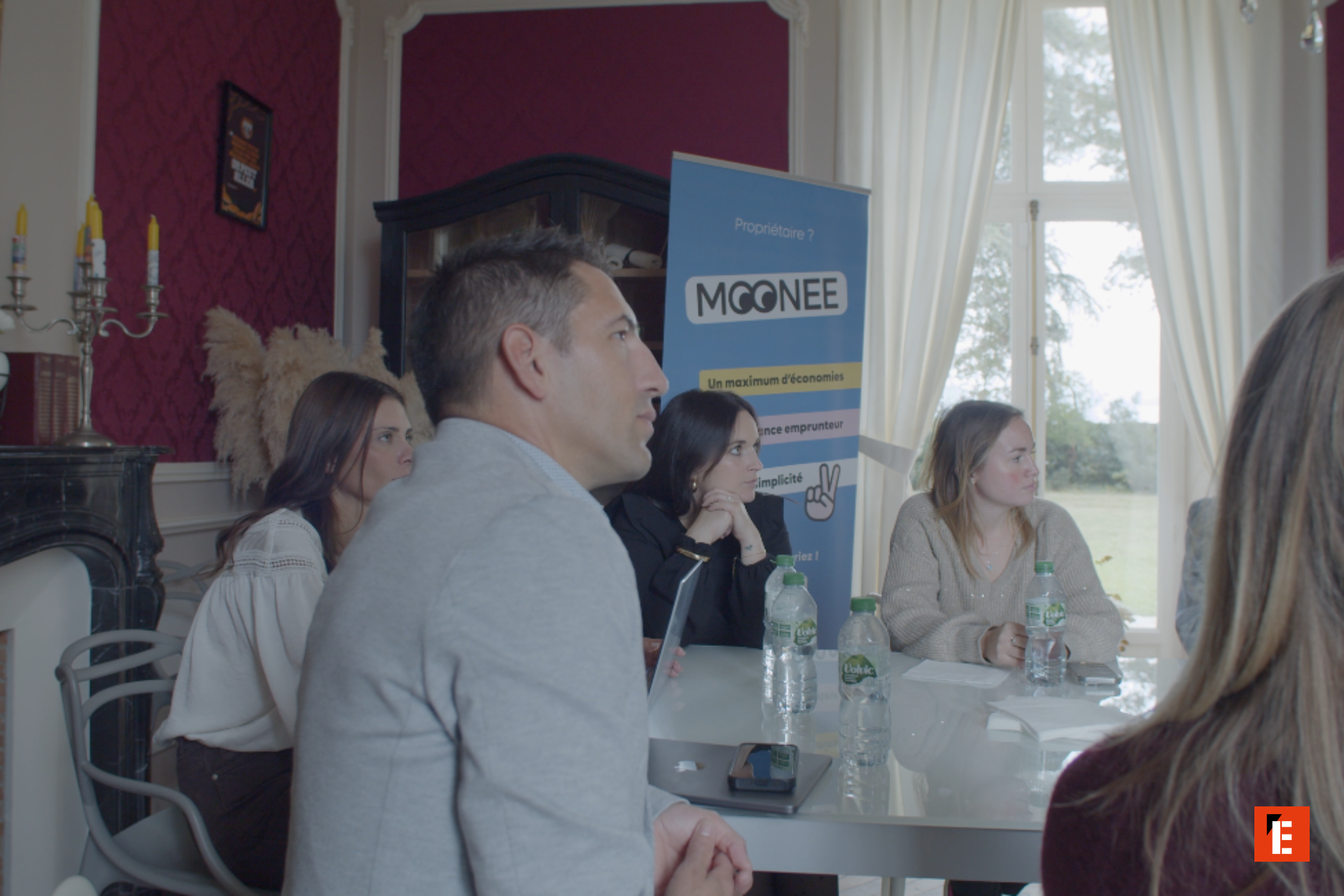 présentation moonee dans une salle de réunion Élégante