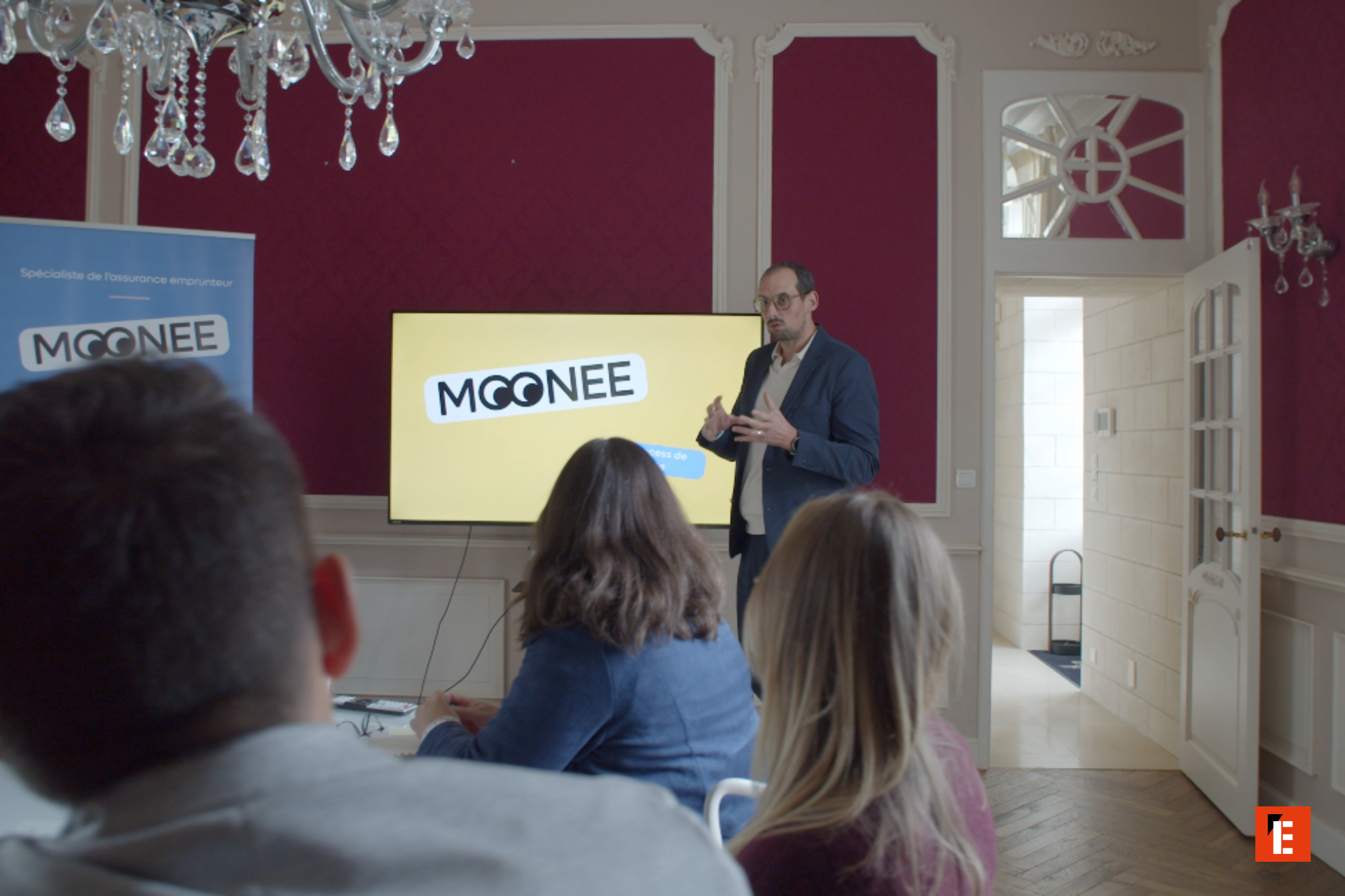 réunion dÉquipe dans salon Élégant avec bannière dentreprise