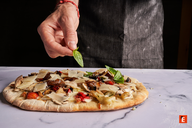 pizza artesanal: toque final de albahaca