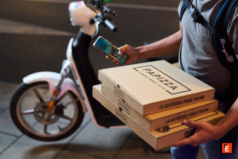 papizza entrega rápida: cajas de pizza y repartidor