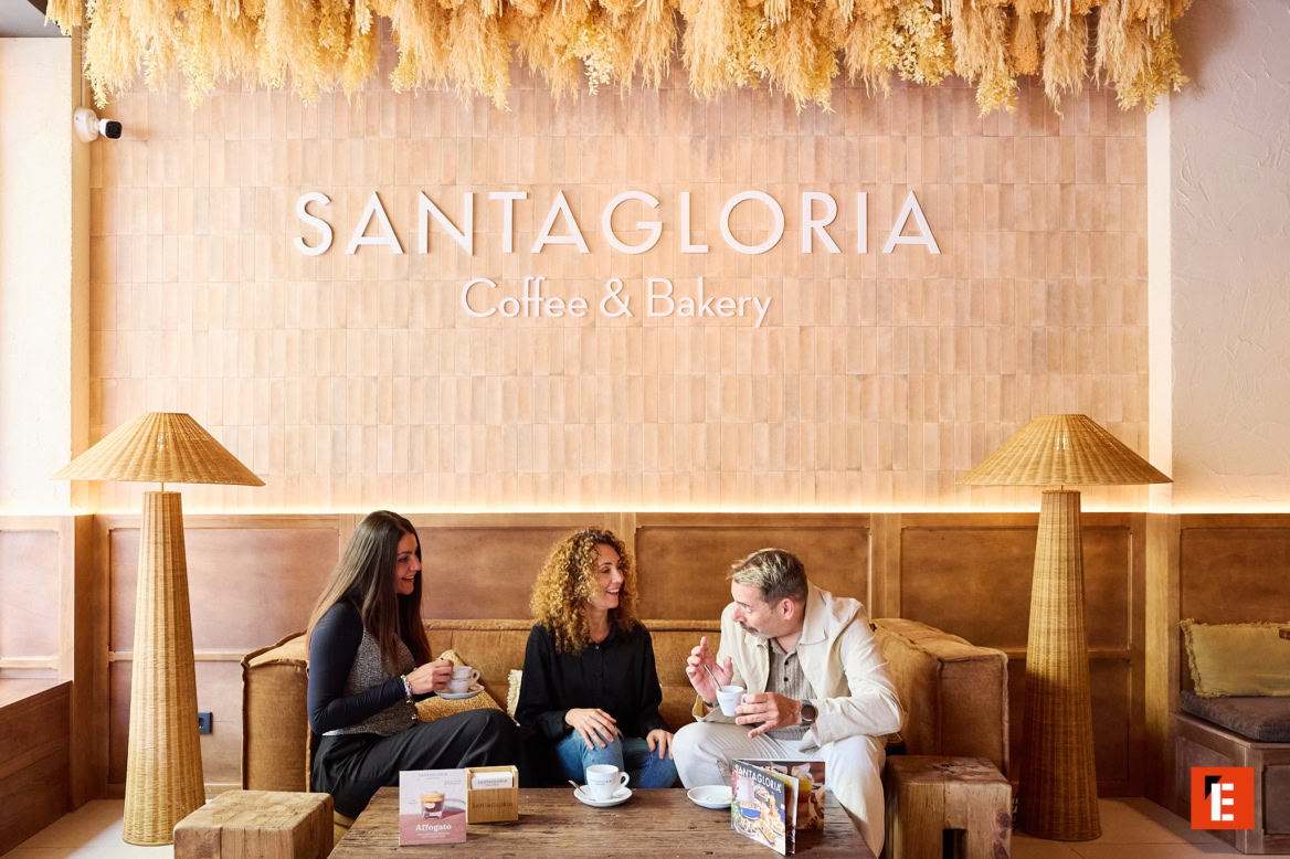 santagloria: panadería y cafetería con vitrina