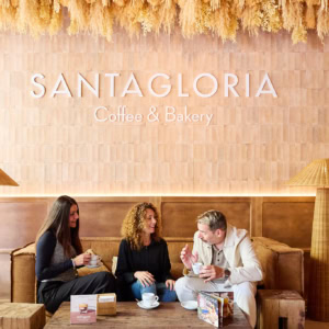 santagloria: panadería y cafetería con vitrina