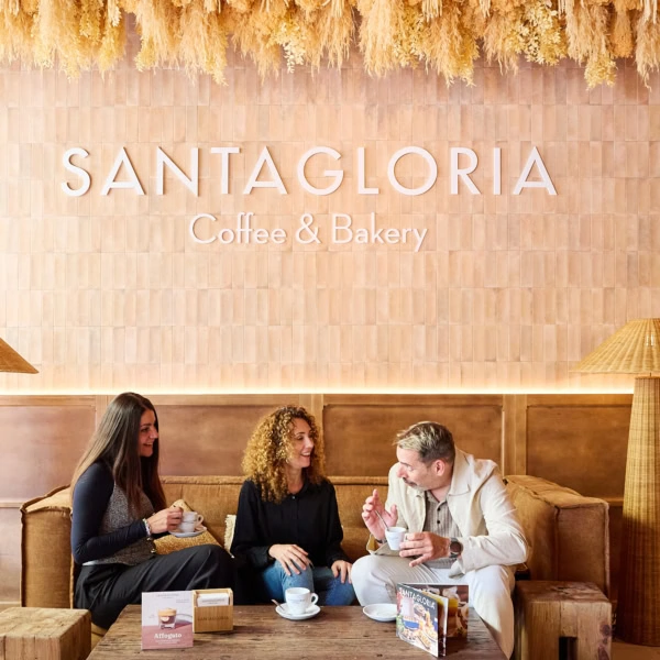 santagloria: panadería y cafetería con vitrina