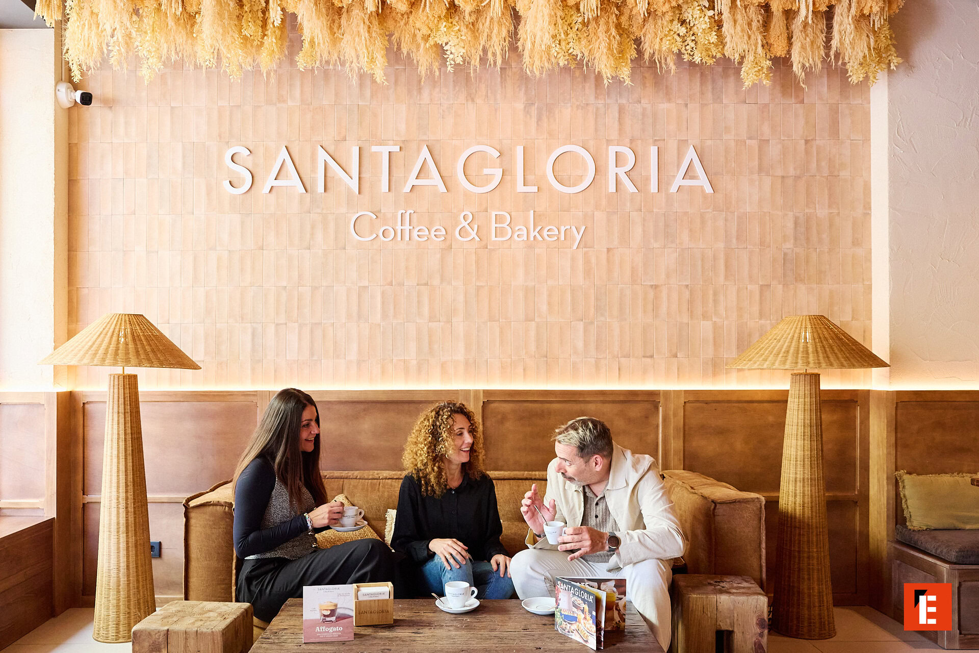 santagloria: panadería y cafetería con vitrina