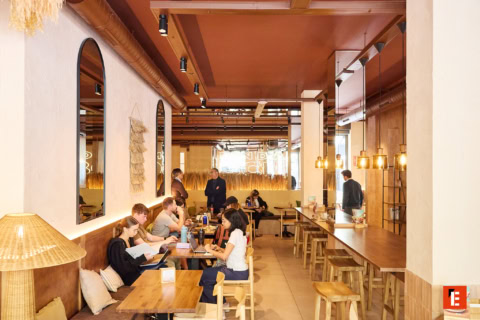 sala de reuniones santagloria con mesas y botellas azules