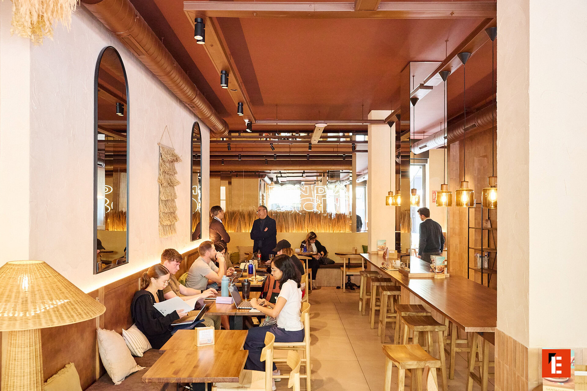 sala de reuniones santagloria con mesas y botellas azules