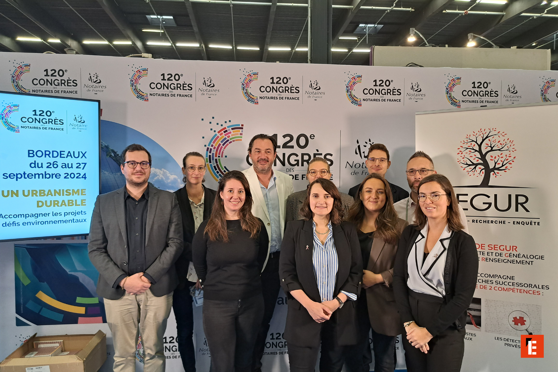 loupe dinspection : enquêteur en costume