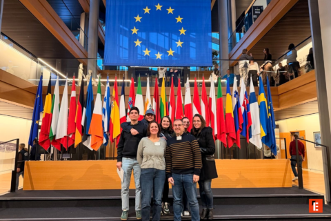 livres anciens, rubans rouges et reflets