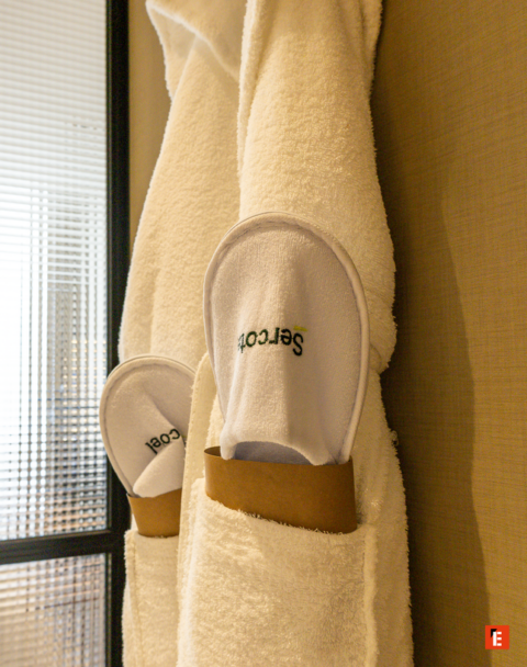 batas y pantuflas blancas de hotel spa