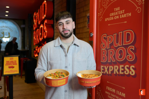 homme tenant des boites de spudbros express dans les mains