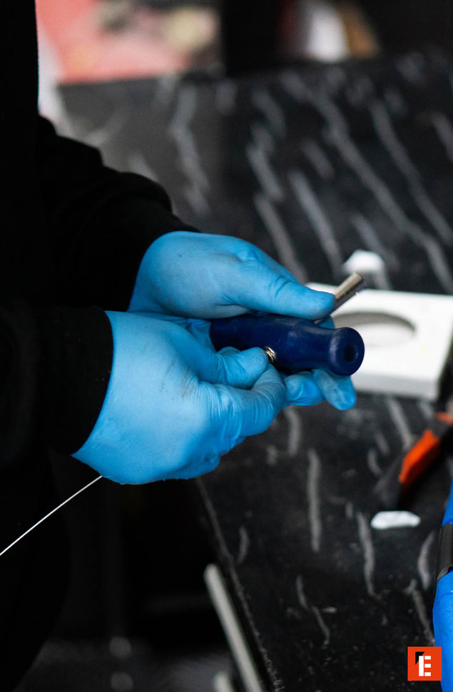 démontage de pare brise sur suv en atelier