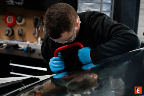 remplacement de pare brise par technicien ganté