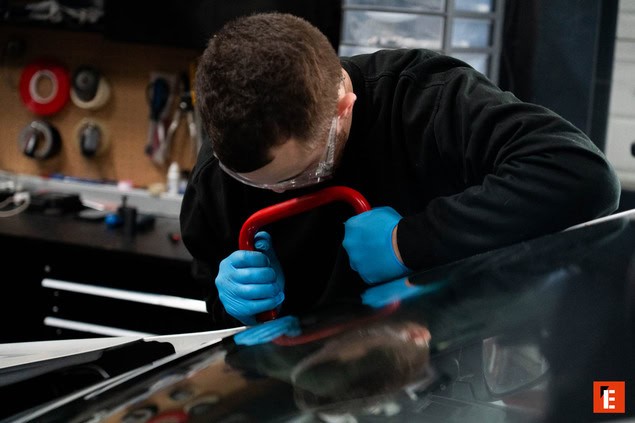 remplacement de pare brise par technicien ganté