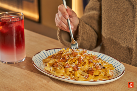 pasta con panceta y bebida rosada