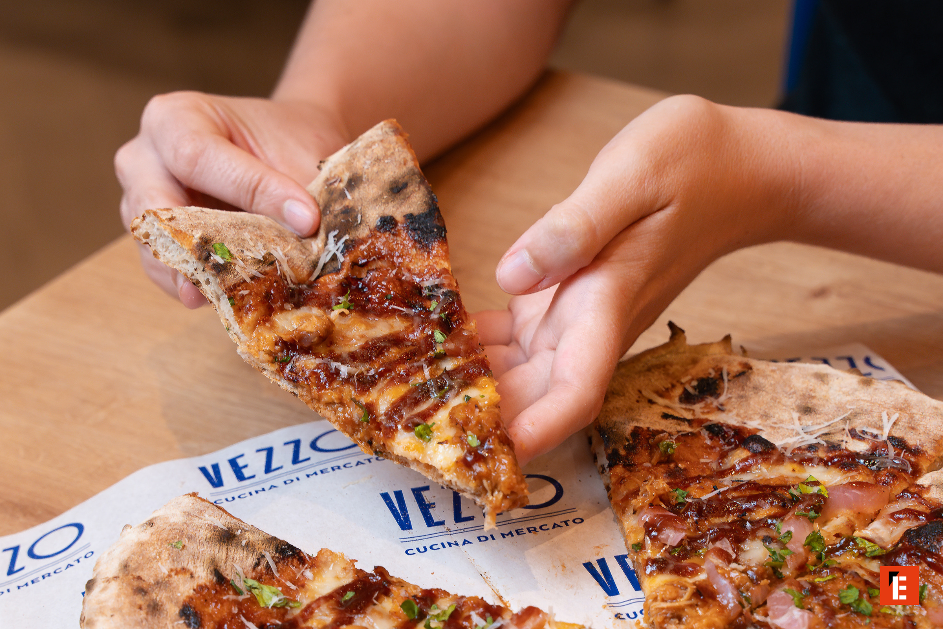 pizza rústica al horno de leña compartida