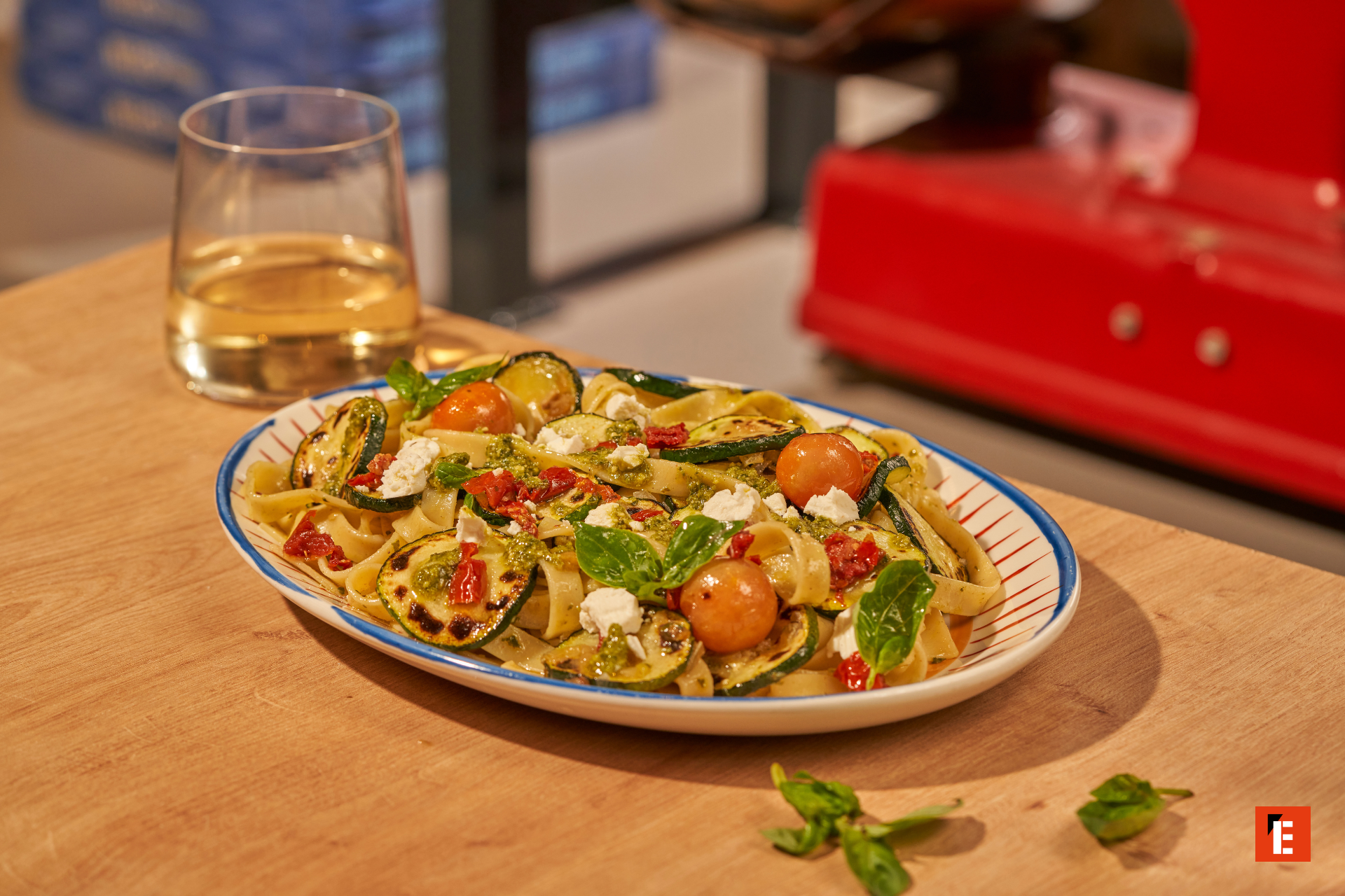 pasta pappardelle con calabacín, tomates y queso