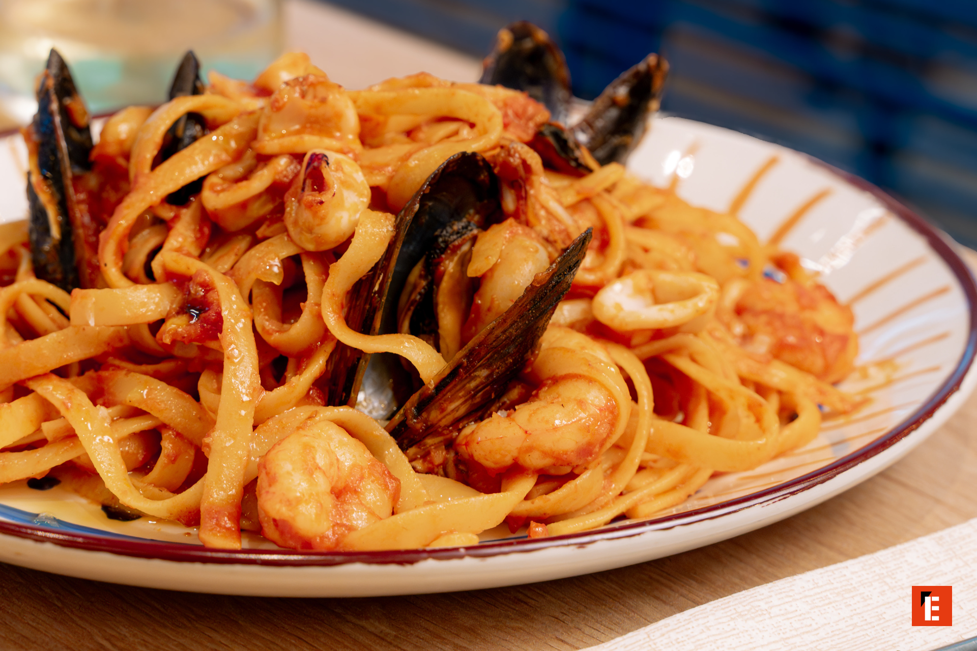 pasta de mariscos en salsa de tomate