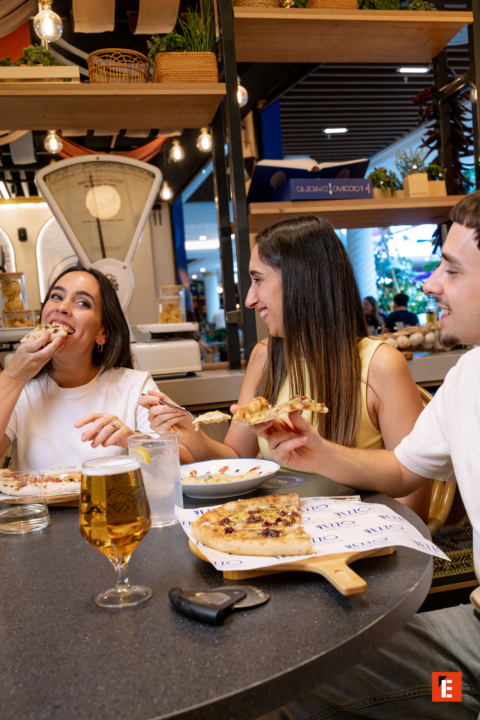cena de pizzas entre amigos en vezzo