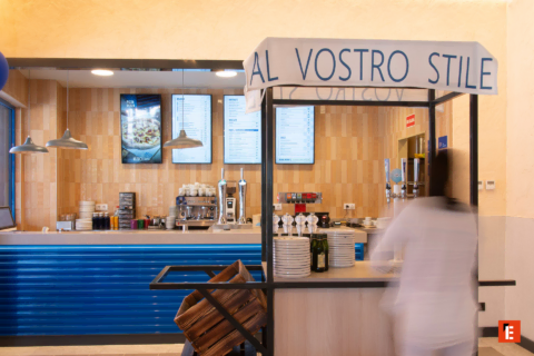 mostrador de cafetería moderna y menú digital