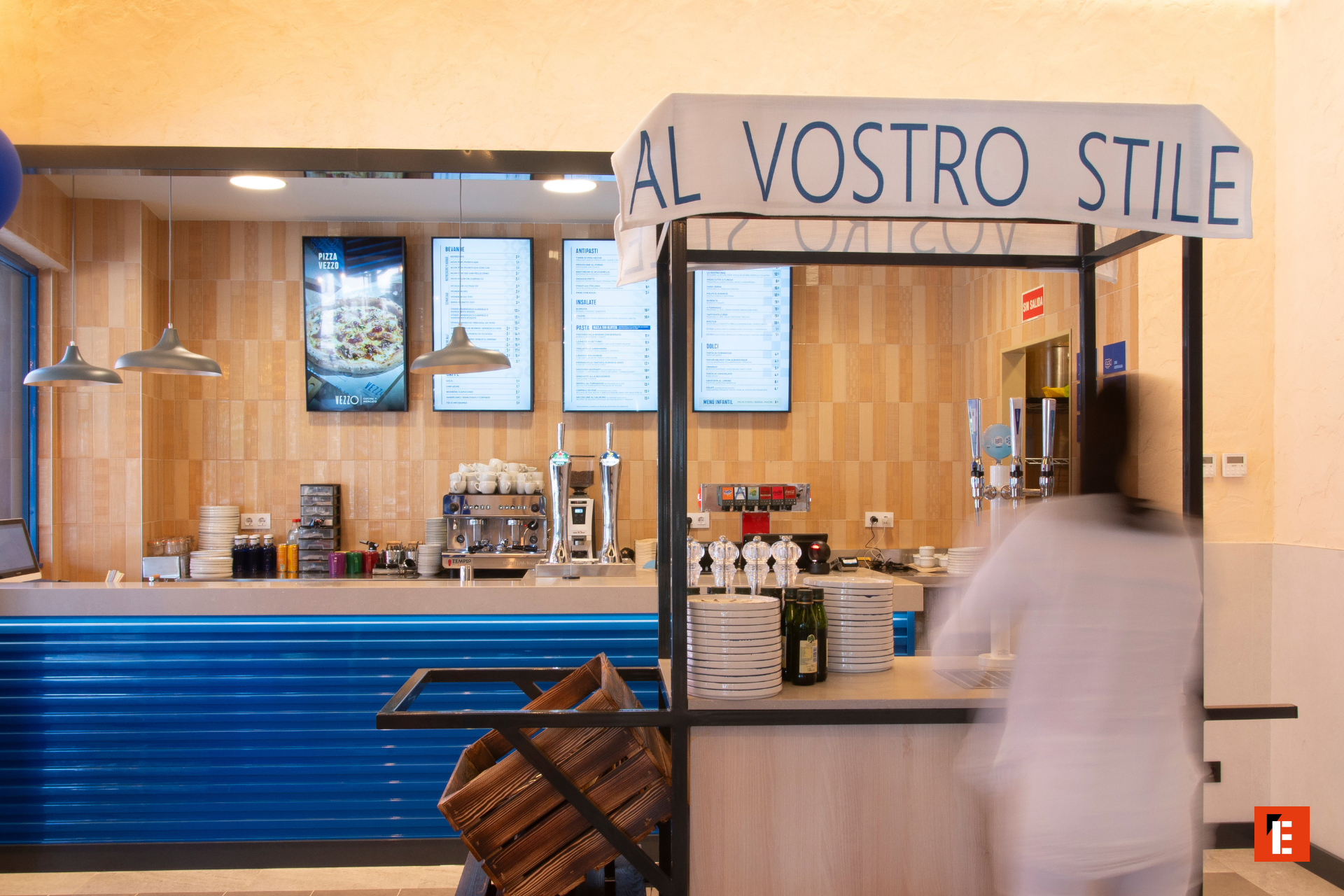 mostrador de cafetería moderna y menú digital